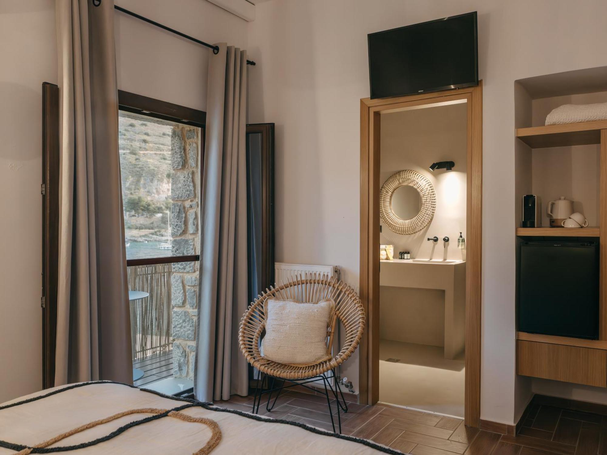 Kourmas Suites Limeni Luaran gambar