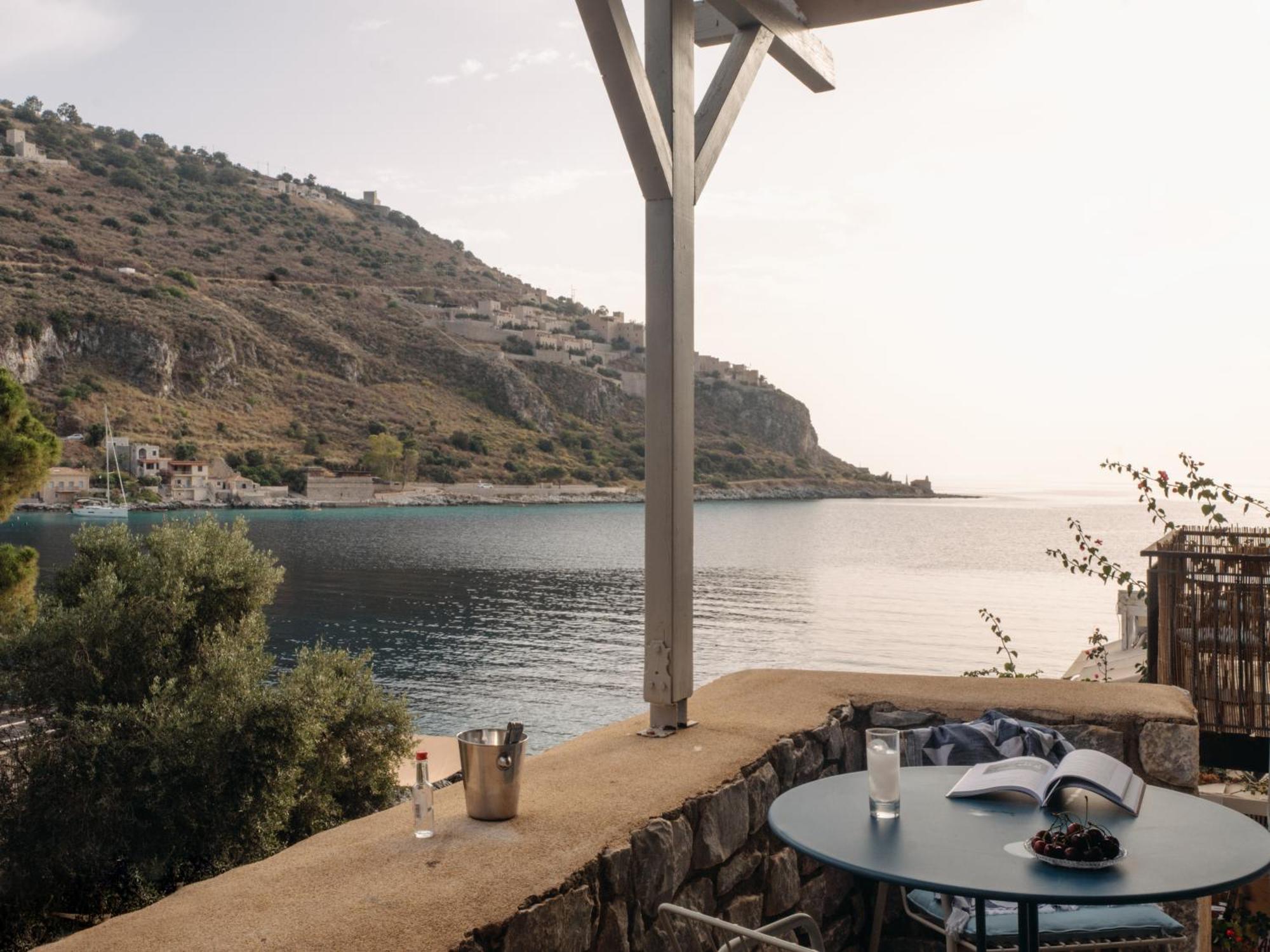 Kourmas Suites Limeni Luaran gambar